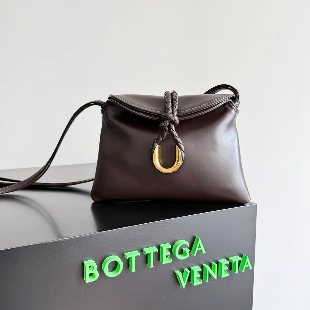 Batch 1520 BOTTEGA VENETA 2025 women's mini LIBERTA crossbody bag, the smallest size is shipped! ! Summer is here, how can you go out and play without a small bag? The "Freedom" series has the advantage of not being picky about seasons. I really like it. A small bag with a generous temperament is an indispensable item for every girl to perfectly adapt to the variety of summer outfits. The high-quality leather reveals a delicate luster. The U-shaped high-quality hardware design is enlarged in this size, which is the finishing touch. Whether it is attending a banquet or daily travel, it can show off the taste. Style No.: 826147 Size: 24*15.5*5cm